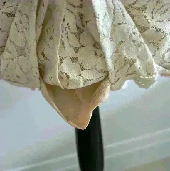 AMAZON | Women's Ivory Lace Floral Short Sleeved V-Neck Blouse - Picture 5 of 5